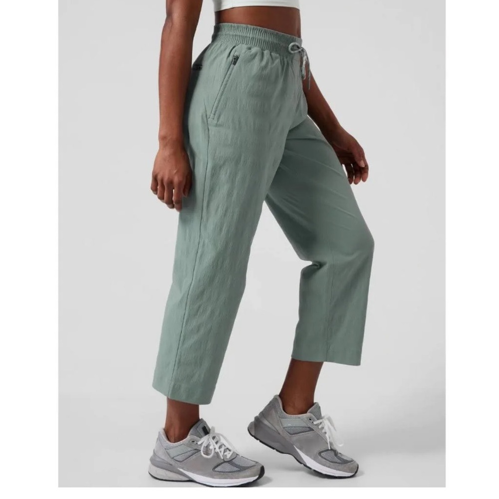 NWT Trekkie Straight Crop Athleta